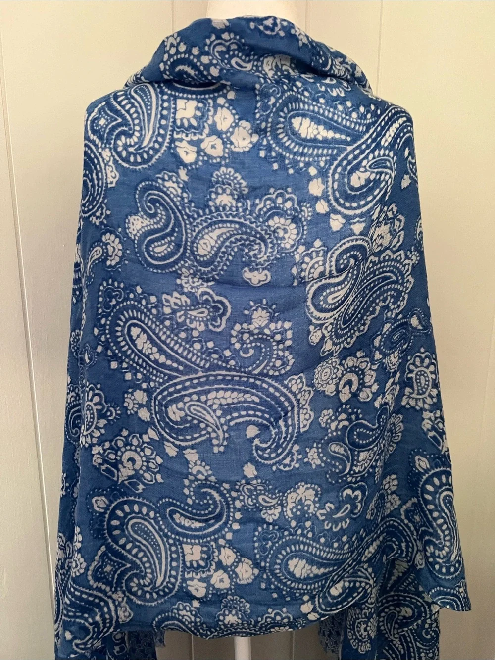 J. McLaughlin Blue Paisley Print Lightweight 100% Wool Wrap Shawl Scarf
